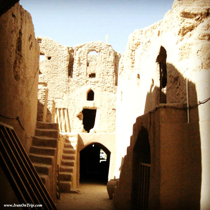 Saryazd castle - Historical places of Mehriz