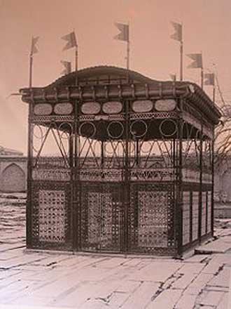 Tomb of Hafez-Hafez-e Shirazi-A photo of iron transenna, once in place around Hafez's tomb